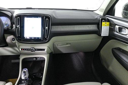 2025 Volvo XC40 B5 Ultra Bright Theme