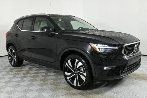 2025 Volvo XC40 B5 Ultra Bright Theme