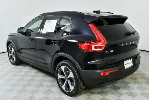 2023 Volvo XC40 B5 Ultimate Dark Theme
