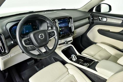 2023 Volvo XC40 B5 Ultimate Dark Theme