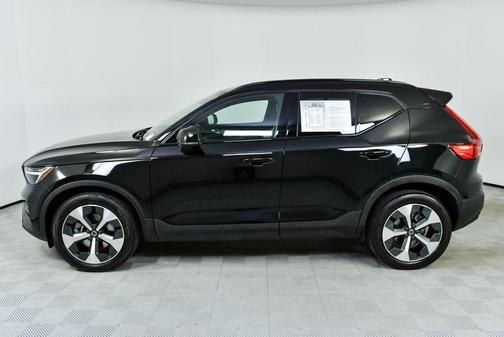 2023 Volvo XC40 B5 Ultimate Dark Theme