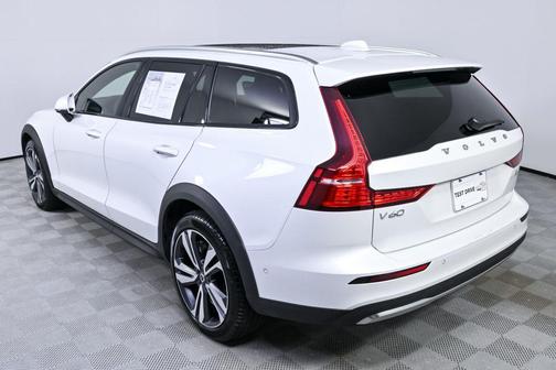 2025 Volvo V60 Cross Country B5 Plus