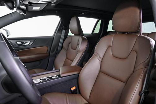 2025 Volvo V60 Cross Country B5 Plus