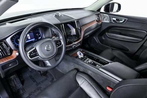 2023 Volvo XC60 B5 Ultimate Dark Theme