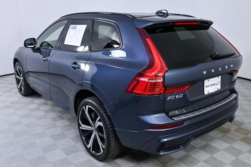 2023 Volvo XC60 B5 Ultimate Dark Theme