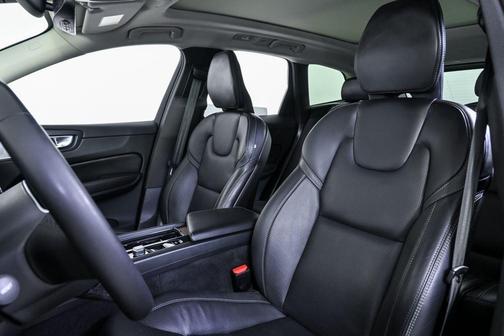 2023 Volvo XC60 B5 Ultimate Dark Theme