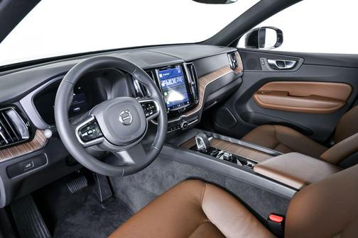 2023 Volvo XC60 B5 Plus Bright Theme