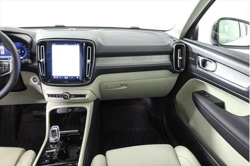 2023 Volvo XC40 B4 Ultimate Dark Theme