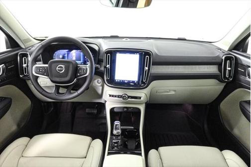 2023 Volvo XC40 B4 Ultimate Dark Theme