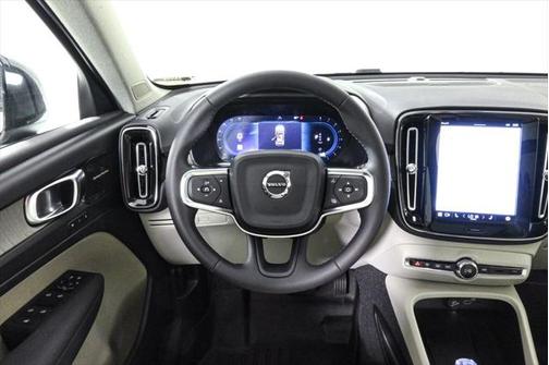 2023 Volvo XC40 B4 Ultimate Dark Theme