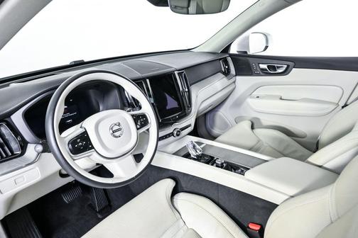 2023 Volvo XC60 B5 Ultimate Bright Theme