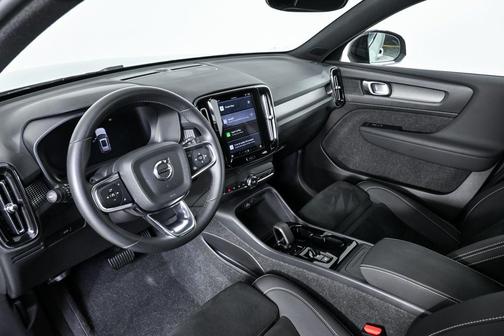 2025 Volvo XC40 B5 Plus Dark Theme