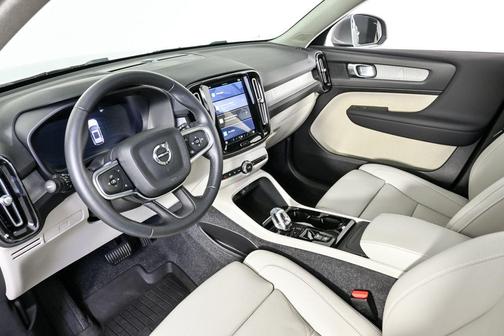 2025 Volvo XC40 B5 Plus Bright Theme