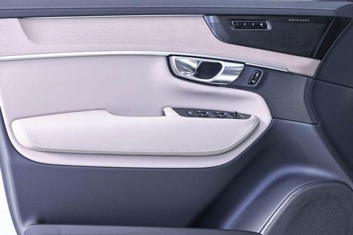 Crystal White Pearl 2026 Volvo XC90 Plus, B6 AWD Gas (mild hybrid), Gasoline, Bright, 7 Seats