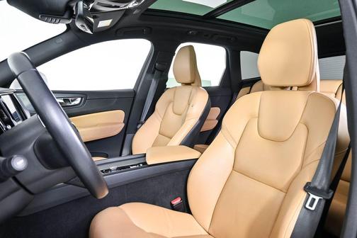 Crystal White Pearl 2019 Volvo XC60 T6 Momentum