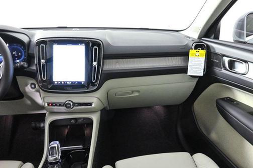 2025 Volvo XC40 B5 Plus Bright Theme