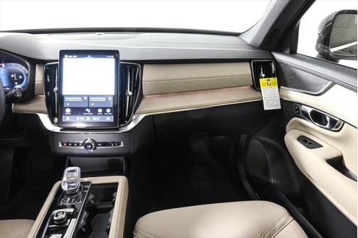 2025 Volvo XC90 B5 Core