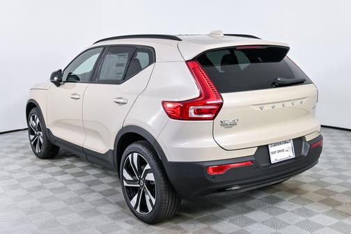 2026 Volvo XC40 Plus, B4 FWD Gas (mild hybrid), Dark
