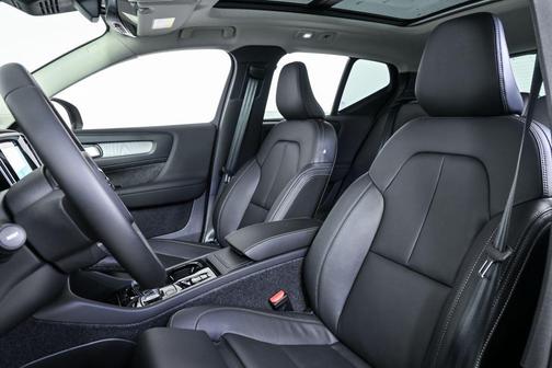 2026 Volvo XC40 Plus, B4 FWD Gas (mild hybrid), Dark