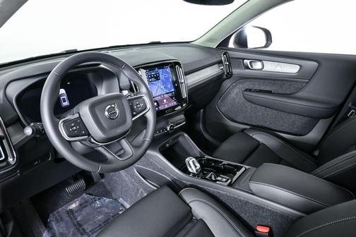 2026 Volvo XC40 Plus, B4 FWD Gas (mild hybrid), Dark