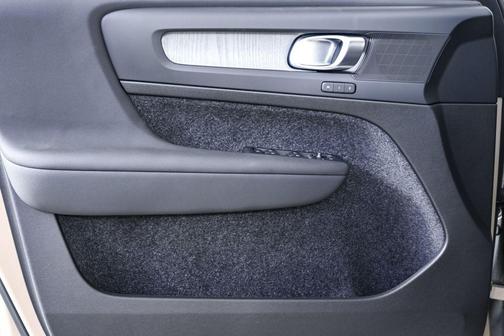 2026 Volvo XC40 Plus, B4 FWD Gas (mild hybrid), Dark