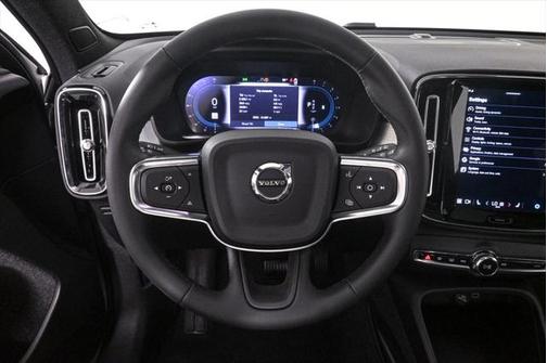 2025 Volvo XC40 B5 Core Bright Theme