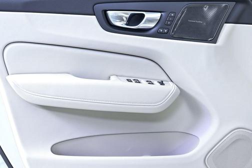 Crystal White Metallic 2026 Volvo XC60 B5 Ultra