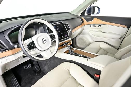 2022 Volvo XC90 T5 Momentum