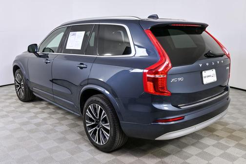 2022 Volvo XC90 T5 Momentum