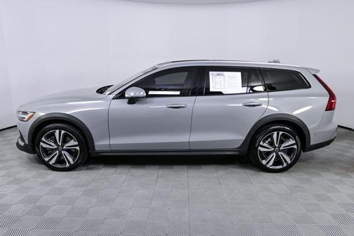 2025 Volvo V60 Cross Country B5 Plus