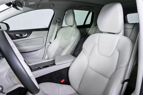 2025 Volvo V60 Cross Country B5 Plus