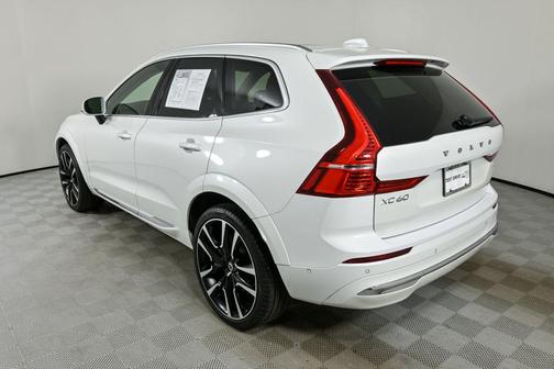 2023 Volvo XC60 B5 Ultimate Bright Theme