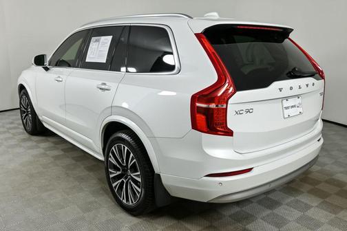 2022 Volvo XC90 T6 Momentum
