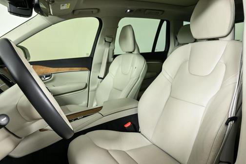 2022 Volvo XC90 T6 Momentum