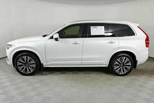 2022 Volvo XC90 T6 Momentum