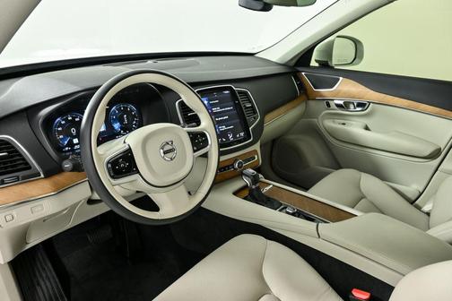 2022 Volvo XC90 T6 Momentum