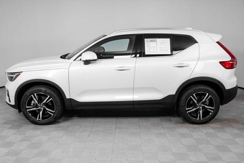2023 Volvo XC40 B5 Plus Bright Theme