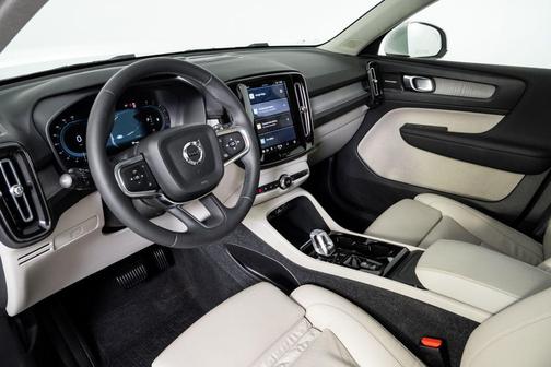 2023 Volvo XC40 B5 Plus Bright Theme