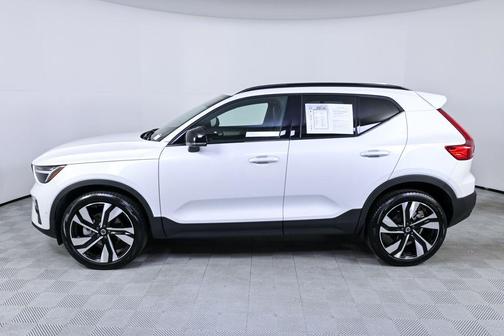 2025 Volvo XC40 B5 Plus Dark Theme