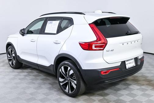 2025 Volvo XC40 B5 Plus Dark Theme