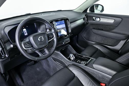 2025 Volvo XC40 B5 Plus Dark Theme