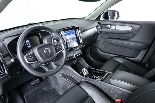 2025 Volvo XC40 B5 Plus Dark Theme