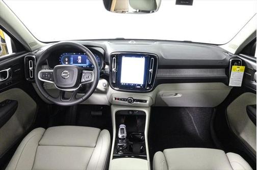 2025 Volvo XC40 B5 Ultra Dark Theme