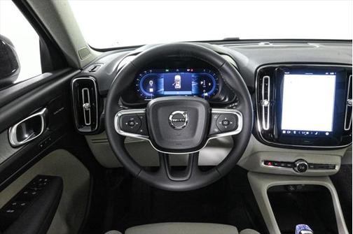 2025 Volvo XC40 B5 Ultra Dark Theme