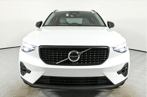 2025 Volvo XC40 B5 Ultra Dark Theme