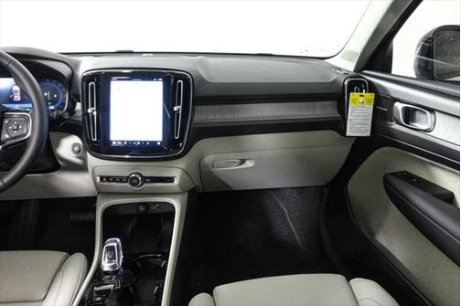 2025 Volvo XC40 B5 Ultra Dark Theme