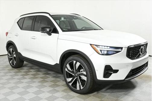 2025 Volvo XC40 B5 Ultra Dark Theme