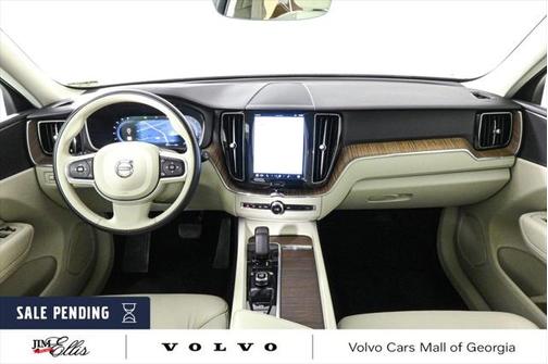 2022 Volvo XC60 B5 Momentum