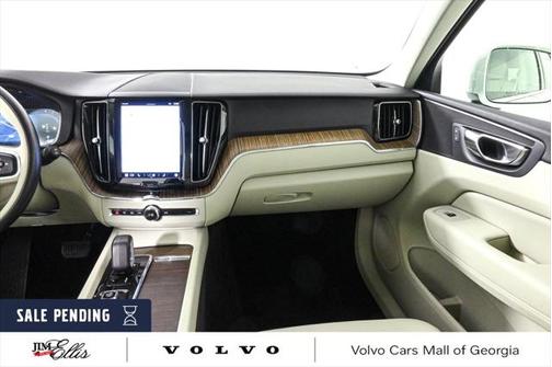 2022 Volvo XC60 B5 Momentum