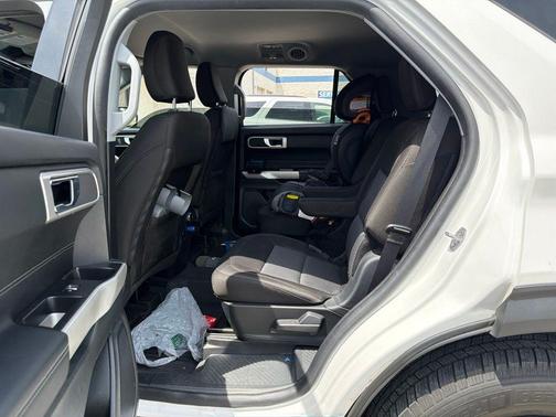 White Metallic 2022 Ford Explorer XLT